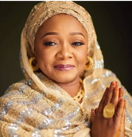 FG warns Nigerian girls against online relationships