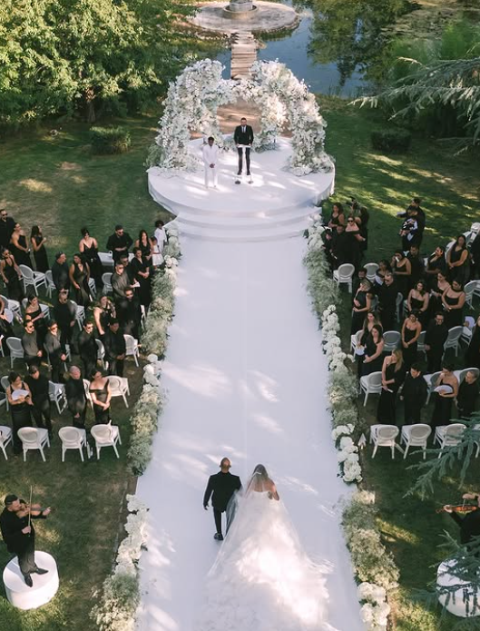 Gabriely Miranda walking down the aisle